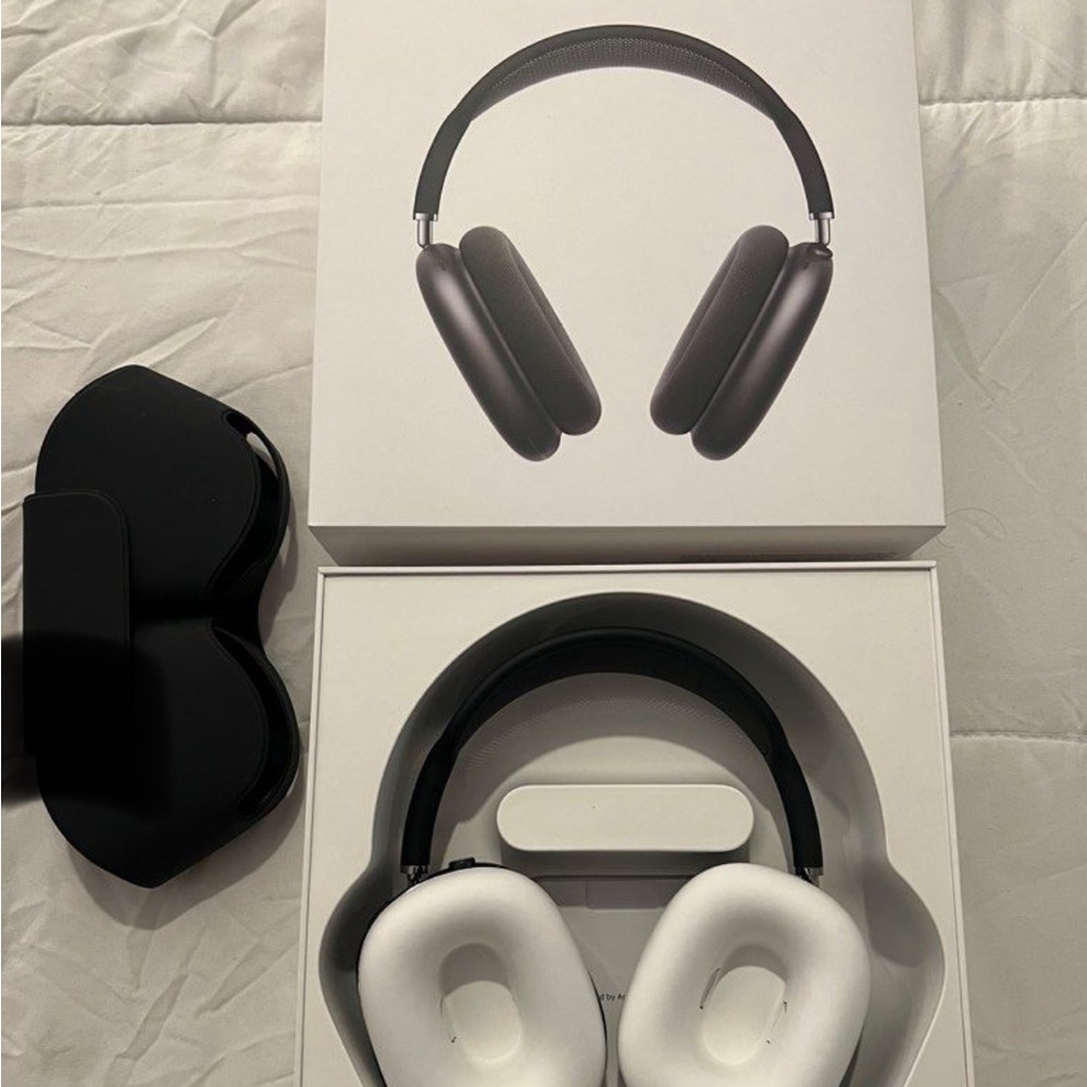Apple AirPods Max - Black and White